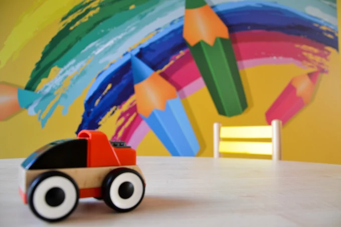 Macchinina giocattolo davanti a un murale colorato