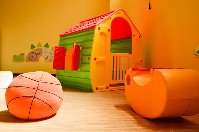 Spazio per il gioco spontaneo con casetta e materiali morbidi
